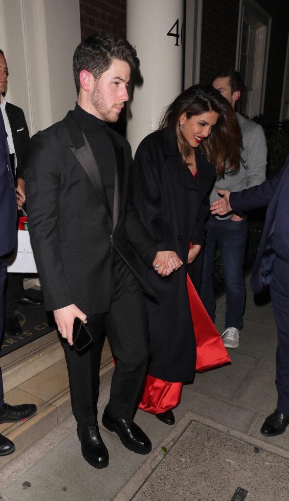 Nick Jonas e Priyanka Chopra deixam o Mayfair Arts Club após a festa pós-estreia do Citadel