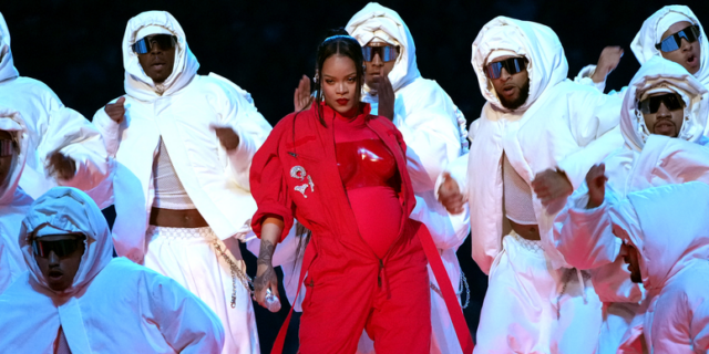 Rihanna se apresenta durante o show do intervalo do Super Bowl LVII