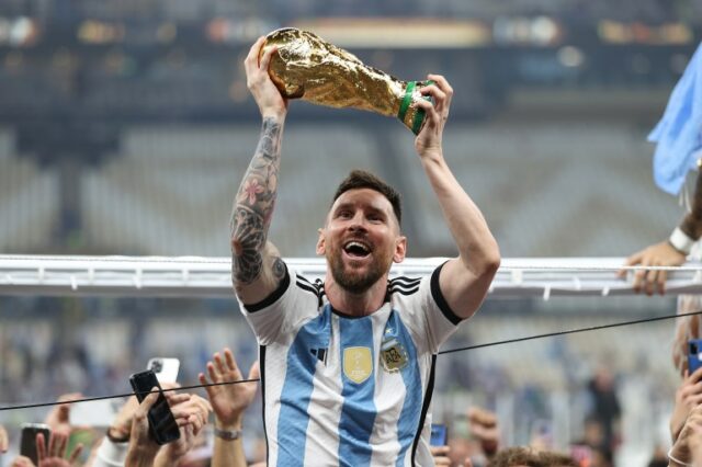 Lionel Messi segura a Copa do Mundo após vitória de sua seleção sobre a França |  Argentina x França