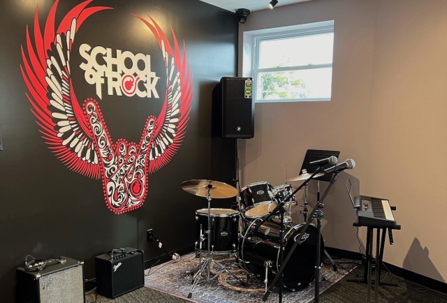 A popular academia de música School of Rock aumenta para 11 no centro de Riverhead - Northforker