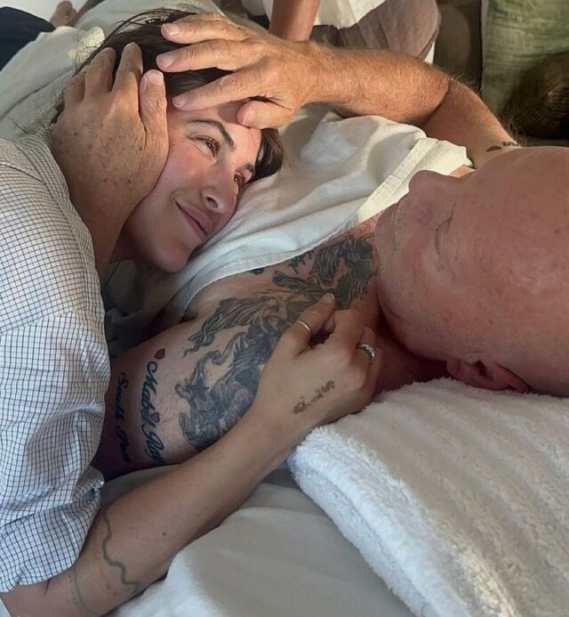 A filha escoteira de Bruce Willis coloca a cabeça em seu peito em uma foto afetuosa em meio à batalha contra a demência