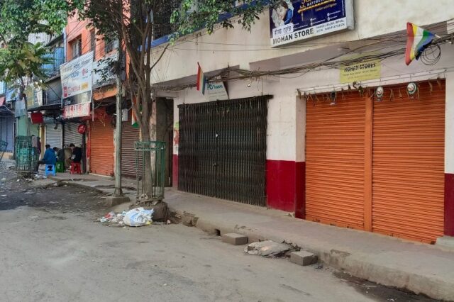 As lojas permaneceram fechadas durante a violência em Imphal