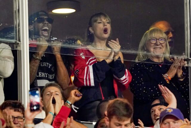 Taylor Swift entra no Chiefs Stadium para torcer por Travis Kelce