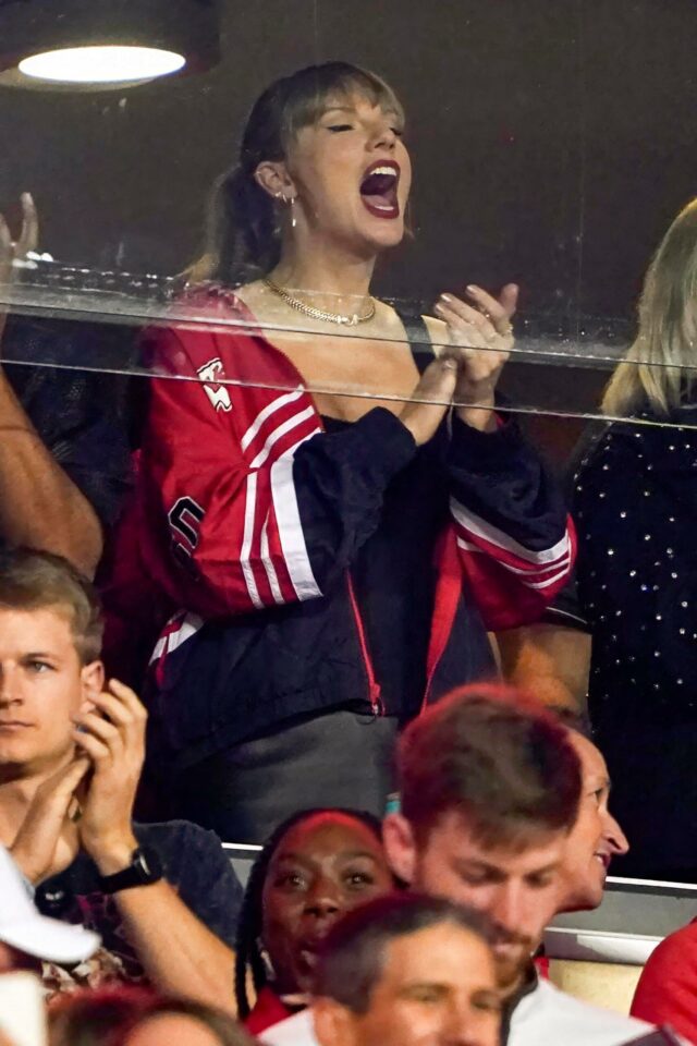 Taylor Swift está de volta às arquibancadas para Travis Kelce no jogo do Kansas City Chiefs ao lado da mãe de Kelce, Donna.