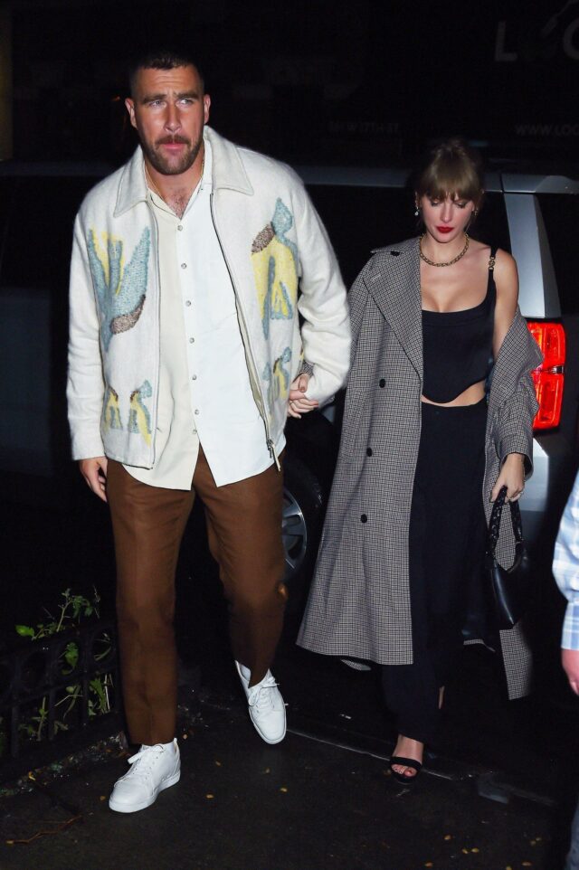 Taylor Swift e Travis Kelce de mãos dadas quando chegam ao SNL after party