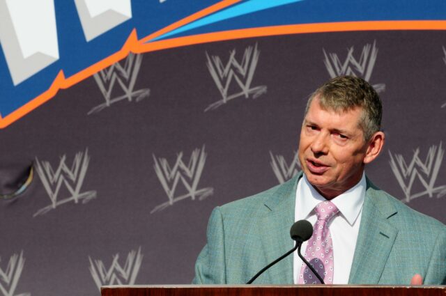 Vince McMahon falando durante uma conferência de imprensa para anunciar que o Sun Life Stadium sediará o WrestleMania XXVIII da WWE no domingo, 1º de abril de 2012, em Fontainebleau.Miami Beach, Flórida
