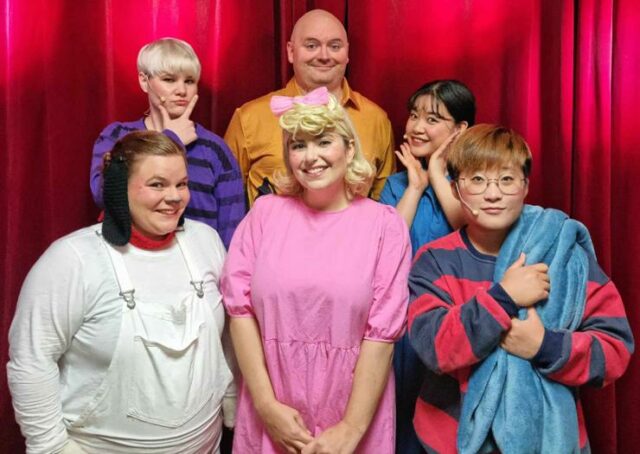 O elenco da produção da Camarata Music de 'You're a Good Man Charlie Brown' será apresentado seis vezes nos próximos dois fins de semana no The Studio HBC, na área central de Haebangchon, em Seul.  Cortesia de Camarata Music