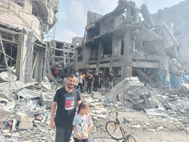 O irmão de Alhamadni, Suhail Alhamadni, e sua filha Miral em Gaza em outubro 