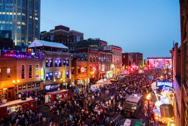 Os fãs se reúnem na Lower Broadway em Nashville, TN.