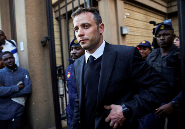 Atleta sul-africano Oscar Pistorius é libertado da prisão em liberdade condicional: NPR