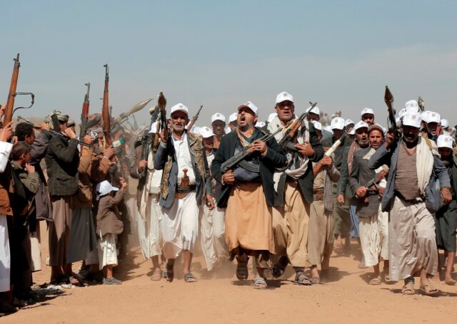 FOTO: Combatentes Houthi marcham durante uma manifestação de apoio aos palestinos na Faixa de Gaza e contra os ataques dos EUA ao Iêmen, nos arredores de Sanaa, em 22 de janeiro de 2024. 