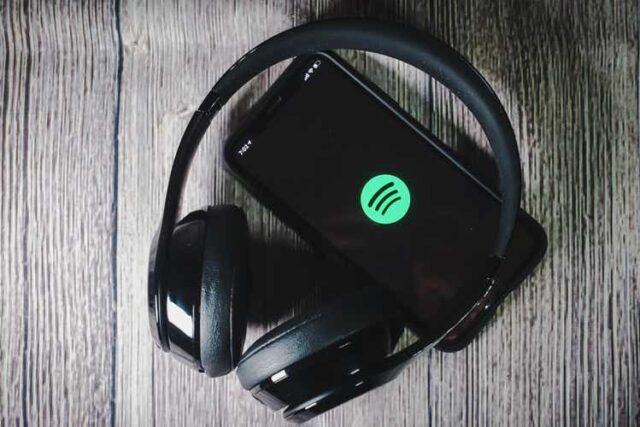 Uma tela do iphone 11 mostrando o ícone do Spotify