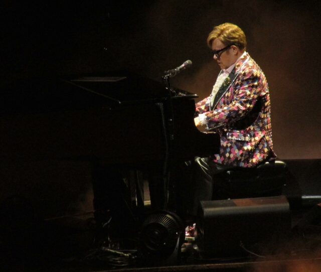 Elton John acena para a multidão enquanto se troca três vezes durante seus shows finais em Nova York
