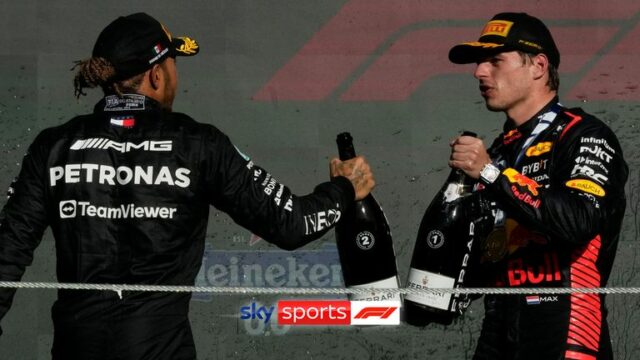 O piloto vencedor da Red Bull, Max Verstappen, da Holanda, à direita, e o segundo colocado, o piloto da Mercedes, Lewis Hamilton, da Grã-Bretanha, comemoram no pódio na corrida automobilística do Grande Prêmio do México de Fórmula 1, no autódromo de Hermanos Rodriguez, na Cidade do México, domingo, 29 de outubro de 2023 .