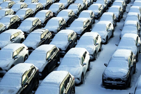 Veículos cobertos de neve parados em um estacionamento de aluguel de carros no Aeroporto Internacional O'Hare em Chicago, domingo, 14 de janeiro de 2024. O alerta de sensação térmica está em vigor enquanto condições perigosas de frio continuam na área de Chicago.  (Foto AP/Nam Y. Huh)