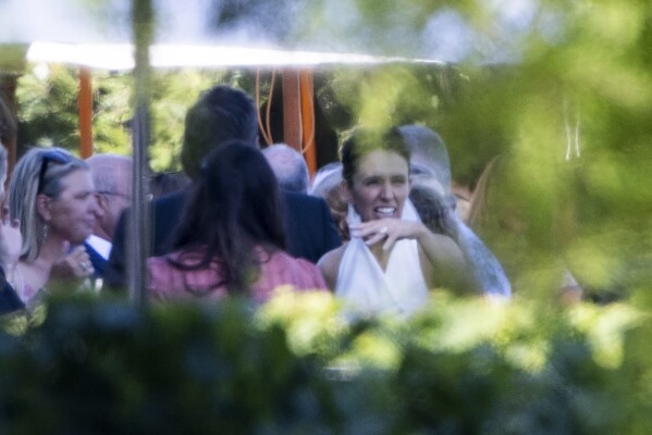 A ex-primeira-ministra da Nova Zelândia Jacinda Ardern, à direita, se mistura com os convidados em seu casamento com Clarke Gayford em um vinhedo em Havelock North, Nova Zelândia, sábado, 13 de janeiro de 2024. (George Heard/New Zealand Herald via AP)