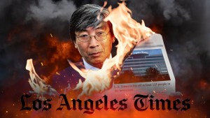 Uma imagem composta do proprietário do LA Times, Patrick Soon-Shiong, cercado por chamas e pelo logotipo do jornal.