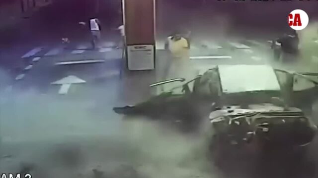 Seu carro explode em um posto de gasolina e os 20 kg de cocaína que ele transportava ficam espalhados