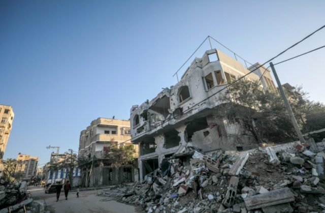 epa11134690 Casas destruídas no campo de refugiados de Al Bureij, Faixa de Gaza, 7 de fevereiro de 2024, após ataques aéreos israelenses.  Mais de 27.500 palestinos e mais de 1.300 israelenses foram mortos, de acordo com o Ministério da Saúde palestino e as Forças de Defesa de Israel (IDF), desde que militantes do Hamas lançaram um ataque contra Israel a partir da Faixa de Gaza em 7 de outubro de 2023, e as operações israelenses em Gaza e a Cisjordânia que o seguiu.  SABRE EPA-EFE/MOHAMMED