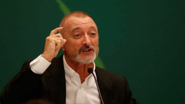 Arturo Pérez-Reverte e sua brutal 'zasca' dirigida aos políticos: “Tolos e tolos da ameixa ou da ameixa”