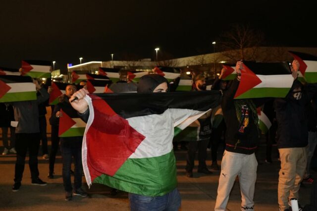 Buesa exibe bandeiras palestinas na partida contra o Maccabi