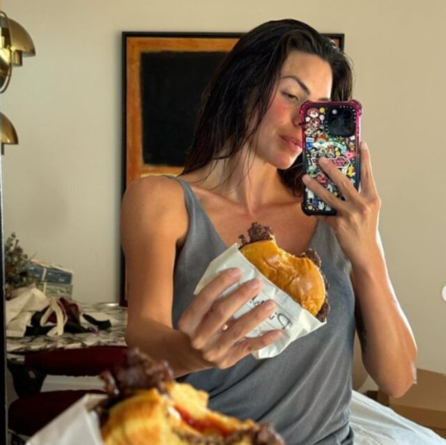 Laura Matamoros fala sobre sua “dieta”... com ‘hambúrgueres’ e leva surras brutais