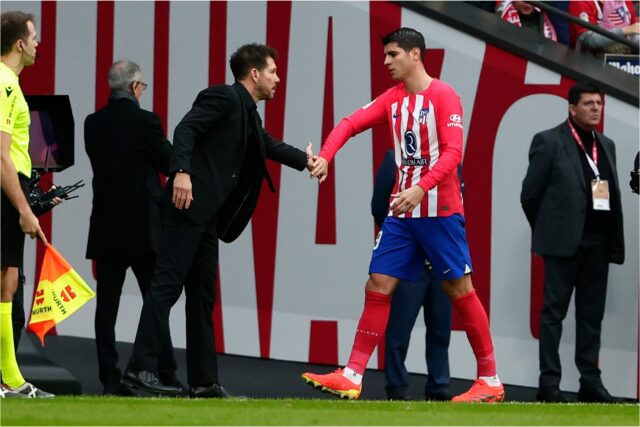 Simeone cumprimenta Morata após ser substituído.