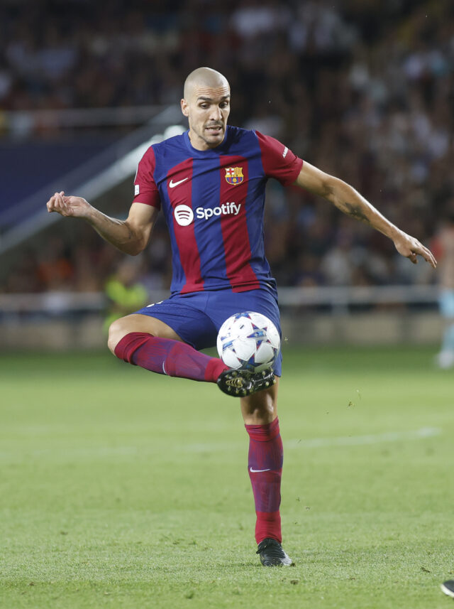 Oriol Romeu, em partida contra o Barcelona.