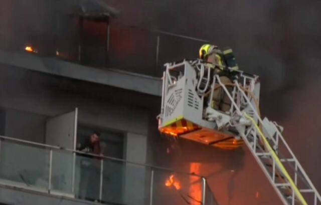 Um incêndio devora um edifício de 14 andares em Valência