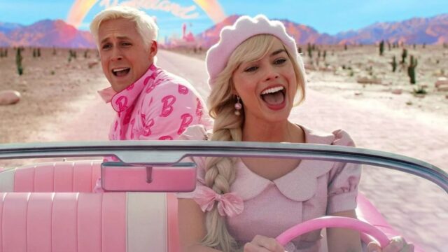 Ken, de Ryan Gosling, e Barbie, de Margot Robbie, cantam em um carro rosa