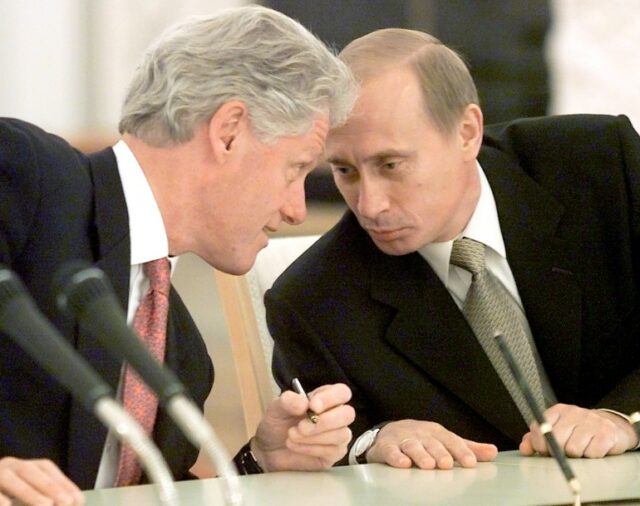 O presidente dos EUA, Bill Clinton (L), e o presidente russo, Vladimir Putin (R), conversam durante uma cerimônia para assinar acordos sobre o estabelecimento de um centro de alerta conjunto para a troca de informações sobre lançamentos de mísseis