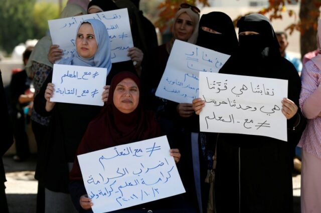 Professores de escolas públicas participam de um protesto como parte da greve em Amã,