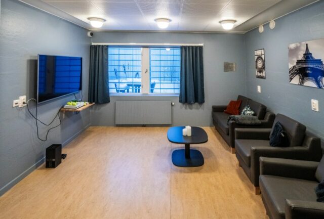 Uma sala de TV em uma prisão na Noruega