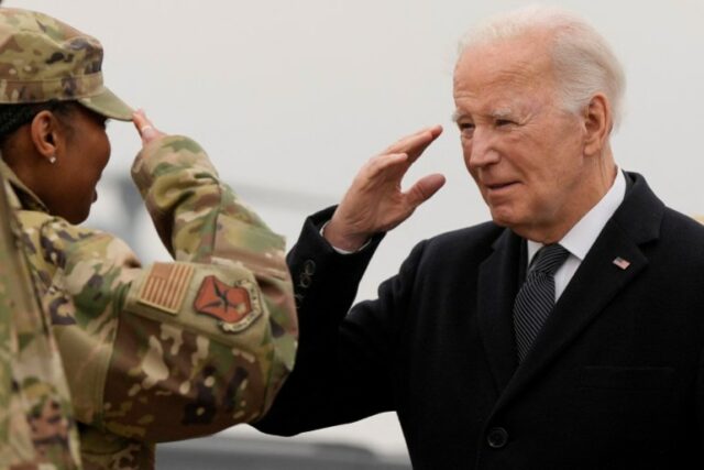 Biden e soldado dos EUA em uniforme militar trocam saudação militar