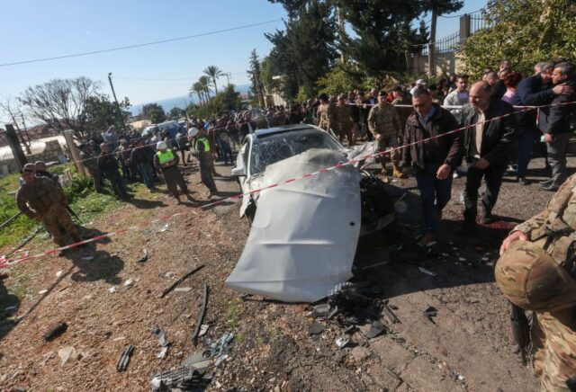 Membros do exército libanês se reúnem perto de um veículo danificado após o que fontes de segurança disseram ser um ataque israelense, em Jadra, Líbano, em 10 de fevereiro de 2024. REUTERS/Aziz Taher
