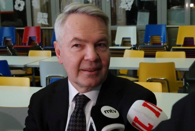 O candidato apoiado pelo Partido Verde para uma associação eleitoral apartidária, Pekka Haavisto, fala aos jornalistas após votar em Helsinque, Finlândia, em 11 de fevereiro de 2024. REUTERS/Tom Little