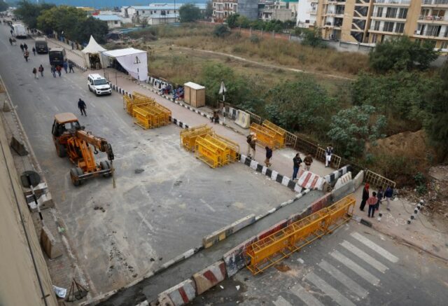 Barricadas policiais são erguidas em uma rodovia nacional para impedir os agricultores, que marcham em direção a Nova Délhi para pressionar pelos melhores preços das colheitas que lhes foram prometidos em 2021, na fronteira Delhi-Uttar Pradesh em Ghaziabad, Índia, 12 de fevereiro de 2024. REUTERS/ Adnan Abidi