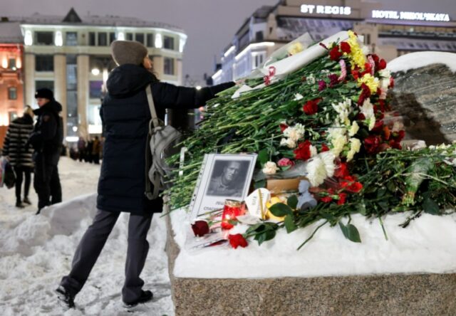 Uma mulher deposita flores no monumento às vítimas da repressão política após a morte do líder da oposição russa Alexei Navalny, em Moscou, Rússia, em 16 de fevereiro de 2024. REUTERS/Stringer
