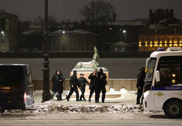 Policiais conduzem ativistas a uma van da polícia durante uma vigília em memória do líder da oposição russa Alexei Navalny em São Petersburgo, Rússia, 16 de fevereiro de 2024. REUTERS/Stringer