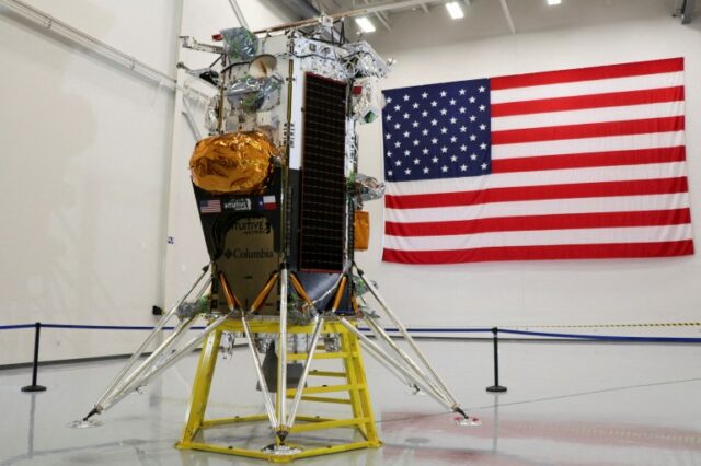 O módulo lunar Nova-C projetado pela empresa aeroespacial Intuitive Machines é exibido na sede da empresa em Houston