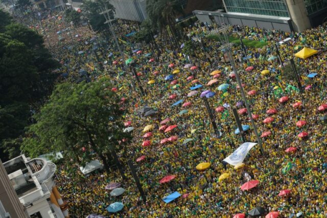 Apoiadores do ex-presidente Jair Bolsonaro participam de protesto na Avenida Paulista