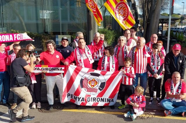 Torcedores do Girona comemoram quando seu time derrotou o Celta Vigo por 1 a 0 em 1º de janeiro de 2024 e assumiu a liderança da La Liga (Graham Keeley/Al Jazeera)