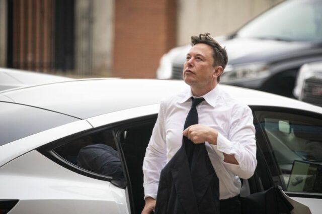 Elon Musk, CEO da Tesla Inc., de camisa branca, gravata escura e paletó