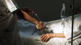 Médico faz eutanásia em mulher com travesseiro em estado da UE – mídia