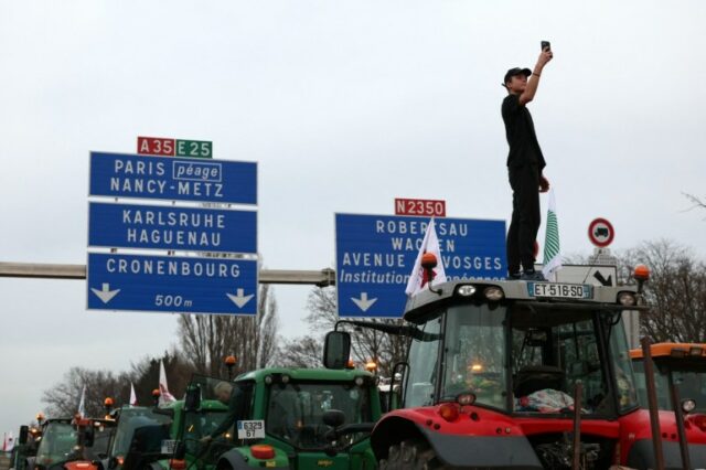 Agricultores dirigem seus tratores durante um protesto