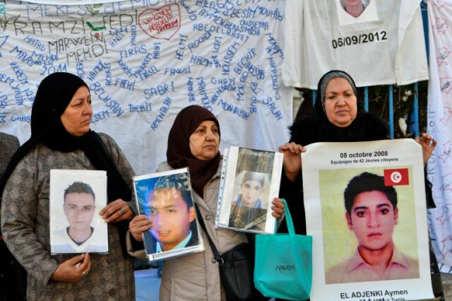 Famílias de pessoas de al-Hansha, na província tunisina de Sfax, que desapareceram no mar em tentativas de migração irregular, levantam retratos e cartazes apelando ao governo para apoiar os esforços para descobrir o que aconteceu aos seus familiares