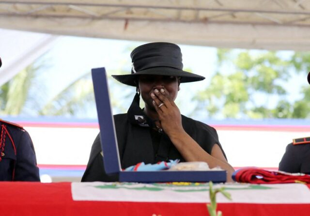 Martine Moïse chora durante o funeral de seu marido, o presidente haitiano assassinado Jovenel Moïse, em 23 de julho de 2021, em Cap-Haitien, Haiti
