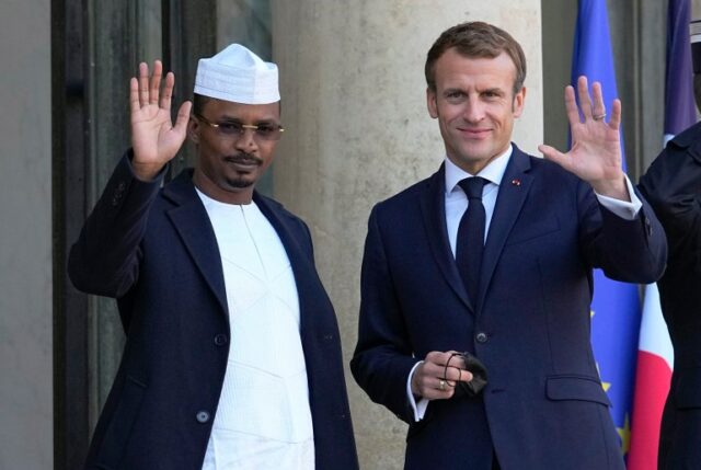 O presidente interino do Chade e presidente do Conselho Militar de Transição, general Mahamat Idriss Deby, à esquerda, é recebido pelo presidente francês Emmanuel Macron para uma reunião sobre a crise do Sahel no Palácio do Eliseu em Paris, sexta-feira, 12 de novembro de 2021. (AP Photo/ Michel Euler)