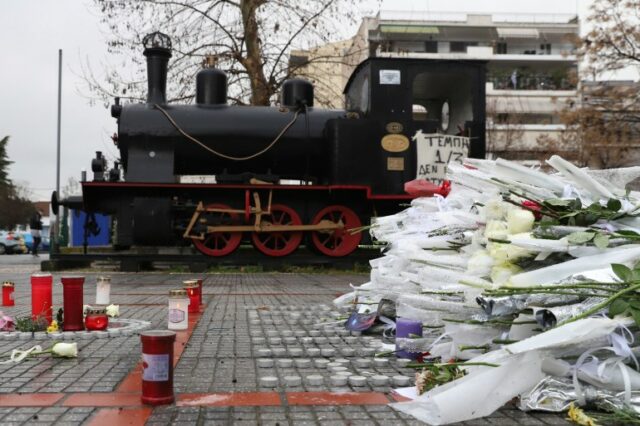 Flores e velas estão na memória das vítimas de um acidente de trem mortal fora de uma estação ferroviária da cidade de Larissa, ao norte de Atenas, Grécia, quinta-feira, 2 de março de 2023. Equipes de emergência estão procurando até tarde da noite por sobreviventes e corpos após um Um trem de passageiros e um trem de carga bateram de frente em Tempe, no centro da Grécia, há pouco