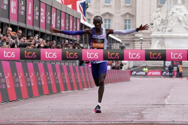 Kelvin Kiptum, do Quênia, cruza a linha de chegada para vencer a corrida masculina na Maratona de Londres, em Londres, domingo, 23 de abril de 2023. (AP Photo/Alberto Pezzali)